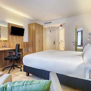 Zimmer mit Kingsize-Bett für Gäste mit Behinderungen